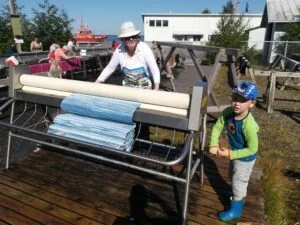 Frans Liedes fammunsa Ulla Liedeksen kanssa mattopyykillä Ykspihlajassa