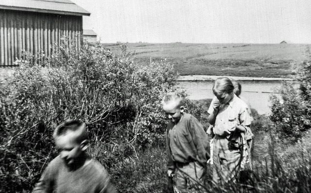 Känsälän sisarukset uimareissulla, taustalla ponttuut (1961)